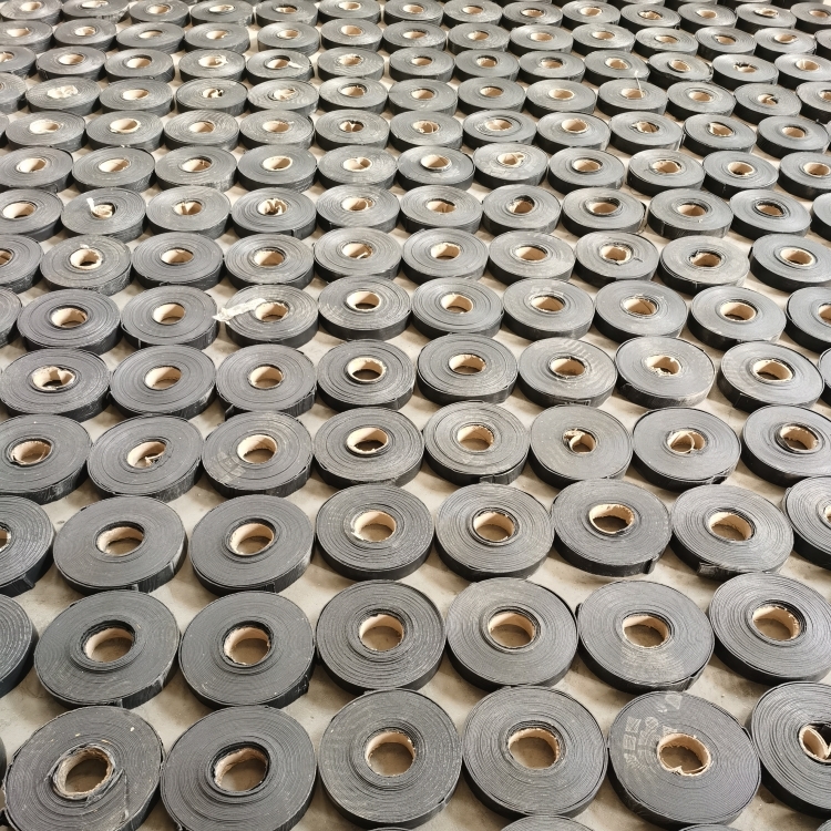 贴缝带车间一角