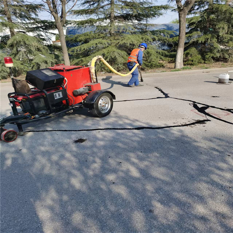 沥青灌缝胶：道路保养离不开